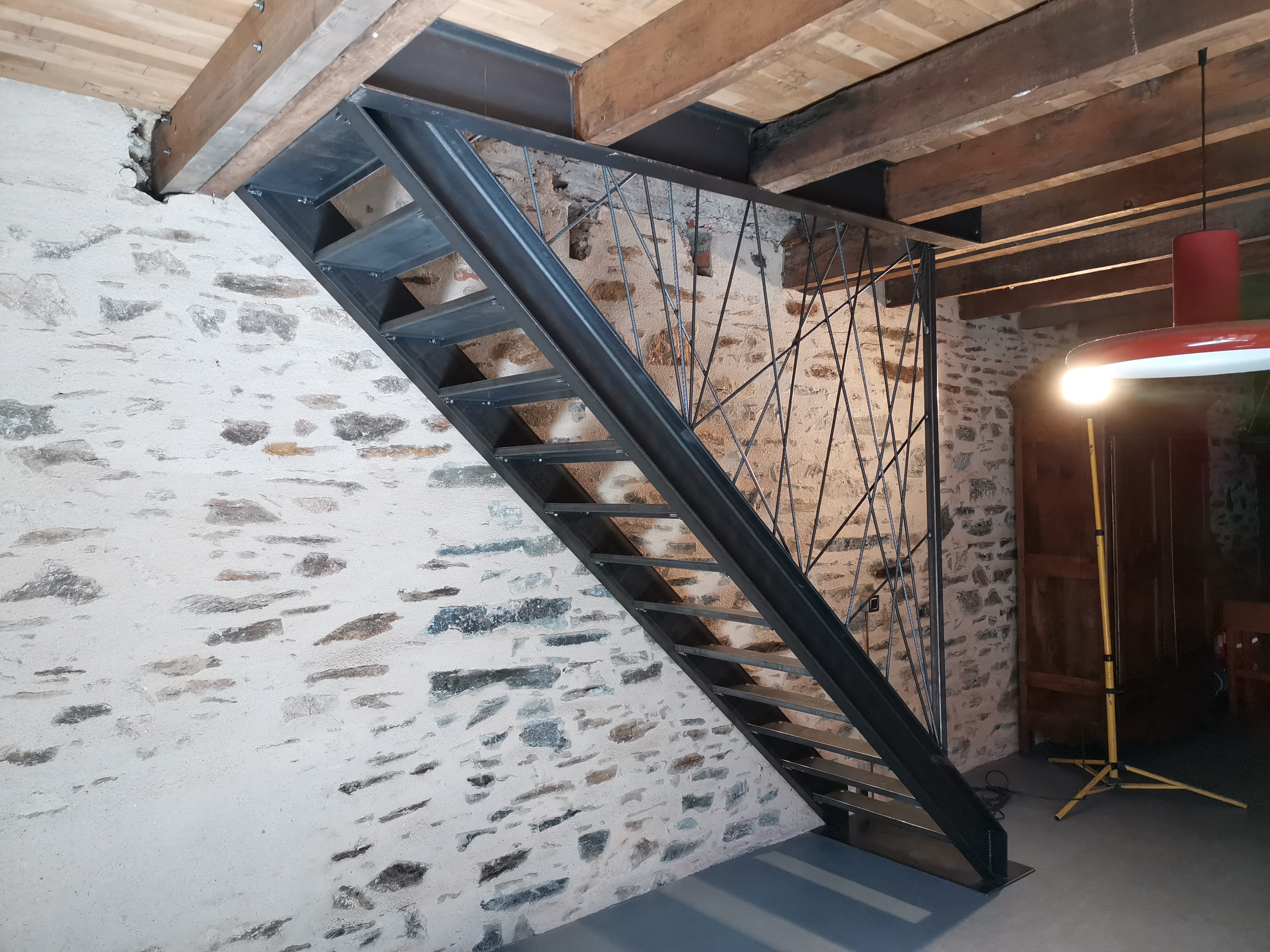 Escalier métallique avec garde-corps en ferronnerie sur mesure